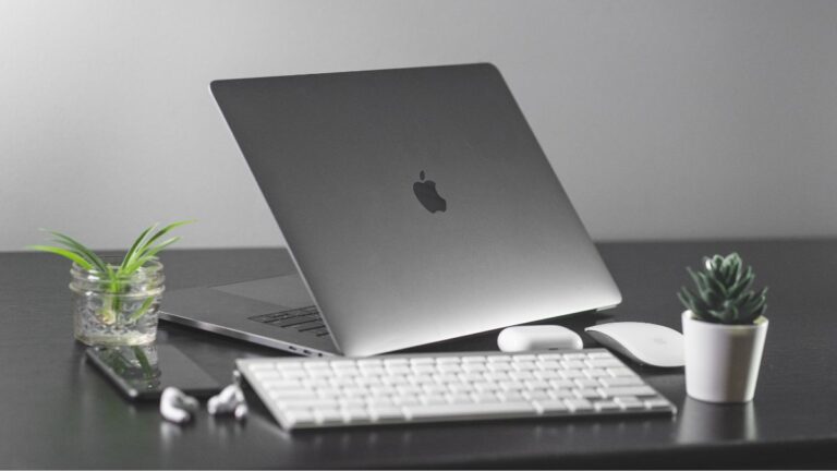 Apple 2026 MacBook Air 13-inch M5 review showing the slim laptop design
